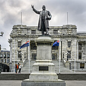 Statue von Richard Seddon, einem neuseeländischen Politiker, der als 15. Premierminister von Neuseeland diente, Parlamentsgebäude von Neuseeland, Wellington, Region Wellington, Neuseeland