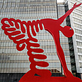 Rote abstrakte Skulptur einer Person mit verschnörkelten Beinen vor einem Bürogebäude in Wellington, Nordinsel, Neuseeland