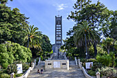 Menschen sitzen auf den Cawthron Steps mit dem imposanten Betonturm, der zur Christ Church Cathedral auf dem Church Hill in Nelson, Südinsel, Neuseeland, führt