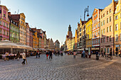 Fußgänger und bunte Gebäude auf dem Marktplatz, Breslau, Schlesien, Polen