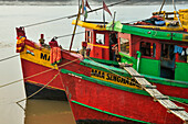 Fischereifahrzeuge bei Sonnenuntergang am Zusammenfluss des Budhabalanga und des Golfs von Bengalen in Chandipur, Bundesstaat Odisha, Indien