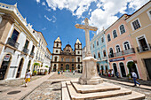 Kreuz auf dem Largo do Sao Francisco und Kloster und Kirche von Sao Francisco in Pelourinho, Salvador, Bahia, Brasilien