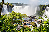 Touristen an den Iguazu-Fällen, Foz do Iguacu, Parana, Brasilien