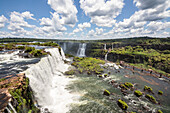 Touristen an den Iguazu-Fällen, Foz do Iguacu, Parana, Brasilien