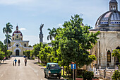 Der Colon-Friedhof und eine Straßenszene in Alt-Havanna, Havanna, Kuba