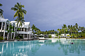 Swimmingpool in einem von Palmen umgebenen Resort, Port Douglas, Queensland, Australien