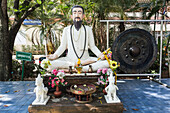 Statue von Doktor Chiwokomaraphat, Wat Suan Dok, Chiang Mai, Provinz Chiang Mai, Thailand