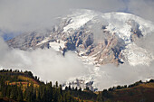 Majestätischer schneebedeckter und wolkenverhangener Mount Rainier, Mount Rainier National Park, Washington State, Vereinigte Staaten von Amerika