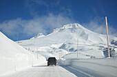 Ein Fahrzeug auf einer schneebedeckten Bergstraße am verschneiten Mount Hood, Oregon, Vereinigte Staaten von Amerika