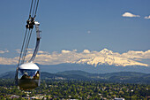 Luftseilbahn mit Blick auf Mount Hood, Portland, Oregon, Vereinigte Staaten von Amerika