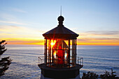 Cape Meares Light an der Küste von Oregon bei Sonnenuntergang,Oregon,Vereinigte Staaten von Amerika