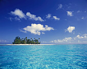 Kleine Insel im Südpazifik mit weißem Sand, Palmen und türkisfarbenem Wasser, Bora Bora, Französisch-Polynesien