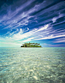 Kleine Insel auf den Cook-Inseln, umgeben von türkisfarbenem Meerwasser, Cook-Inseln