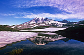 Mount Rainier spiegelt sich in einem ruhigen Teich im Mount Rainier National Park,Washington,Vereinigte Staaten von Amerika