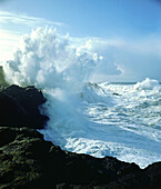 Mächtige Welle am Boiler Bay State Scenic Viewpoint, Depoe Bay, Oregon, Vereinigte Staaten von Amerika
