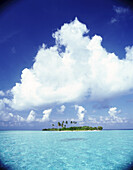 Kleine tropische Insel mit Palmen, umgeben von klarem, türkisfarbenem Wasser und einer Sandbank,Malediven
