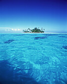 Kleine tropische Insel mit Palmen, umgeben von klarem, türkisfarbenem Wasser und einer Sandbank, Französisch-Polynesien
