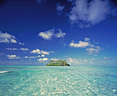 Kleine tropische Insel mit Palmen, umgeben von klarem türkisfarbenem Wasser und einer Sandbank, Rarotonga, Cook Islands