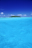 Kleine tropische Insel mit blauem Himmel und strahlend blauem Meerwasser,Cookinseln