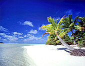 Palmen und weißer Sand auf einer kleinen Insel in den Cookinseln,Cookinseln