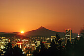 Ein Blick auf Mount Hood von der Innenstadt von Portland mit einem leuchtenden goldenen Himmel bei Sonnenaufgang, Portland, Oregon, Vereinigte Staaten von Amerika