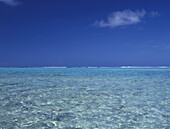 Klares blaues Wasser vor einem strahlend blauen Himmel über dem Horizont im Südpazifik, Cook Inseln