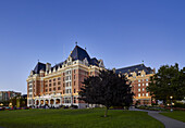 Das Fairmont Empress Hotel in der Innenstadt von Victoria in der Abenddämmerung, Victoria, British Columbia, Kanada