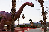 Dinny der Dinosaurier und Mr. Rex in der Cabazon Dinosaurier-Ausstellung, Cabazon, Riverside County, Kalifornien, Vereinigte Staaten von Amerika Kalifornien