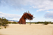 Die Skulpturen von Ricarco Breceda in den Galleta Meadows. Dies ist eine einzigartige Seeschlangen-Skulptur, die er geschaffen hat, Borrego Springs, Kalifornien, Vereinigte Staaten von Amerika