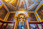 Farbenfrohes Kunstwerk und Kruzifix im Batalha-Kloster,Batalha,Portugal