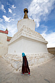 Pilger, der um die Stupa der Shey Gompa und des Klosters im Indus-Tal in den Himalaya-Bergen von Ladakh, Jammu und Kaschmir, Shey, Ladakh, Indien, herumgeht