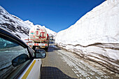Lastwagenkonvoi auf dem Highway von Srinagar nach Leh, der durch den Gletscher in Richtung Kaschmir führt, von Ladakh, Jammu und Kaschmir, Shey, Ladakh, Indien