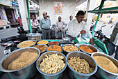 Straßenimbiss im Dorf Ram Nagar im ländlichen Rajasthan, Shahpura, Rajasthan, Indien