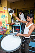 Stand mit heißer Milch Garam Doodh, Orchha, Madhya Pradesh, Indien