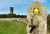 Spaziergänger bei Cleadon Hills mit dem Wasserturm im Hintergrund, South Shields, Tyne and Wear, England