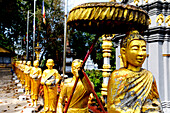 Reihe von goldbemalten Mönchsfiguren in einem buddhistischen Kloster in Sihanoukville, Kambodscha, Krong Preah Sihanouk, Sihanoukville, Kambodscha