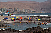 Strand und Stadt Iquique vor der Atacama-Wüste, Chile, Iquique, Chile