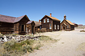 Eine Kirche und mehrere verlassene Häuser stehen noch in der Geisterstadt Bodie.,Bodie State Historic Park,Bridgeport,Kalifornien