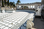 Der Neptun-Pool im Hearst Castle, der wegen Restaurierungsarbeiten leer steht, ist von einem Sitzbereich und Skulpturen umgeben.,Hearst Castle,San Simeon,Kalifornien