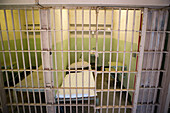 Ein typischer Zellenblock mit einem Feldbett, einer Toilette und einem Waschbecken im Alcatraz Federal Penitentiary, Alcatraz Federal Penitentiary, Alcatraz Island, San Francisco Bay, Kalifornien