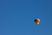 Ein Heißluftballon fliegt in einem klaren, blauen Himmel,Winters,Kalifornien