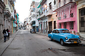 Eine Straßenszene mit klassischen amerikanischen Autos in der Innenstadt von Havanna, Havanna, Kuba