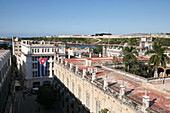 Eine große kubanische Flagge hängt an der Seite eines Gebäudes in dieser erhöhten Ansicht der Innenstadt von Havanna,Havanna,Kuba