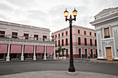 Kubanische Architektur in einer ruhigen Straße in der Innenstadt von Cienfuegos, Kuba.