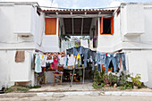 Außerhalb von Havanna, in einer Gemeinschaft von Häusern für Künstler und Missionen, hängt Wäsche zwischen zwei Gebäuden.,Havanna,Kuba