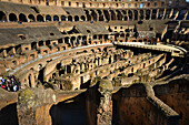 Touristen besichtigen die Ruinen des Kolosseums, des historischen Amphitheaters in Rom, Rom, Italien