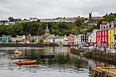 Mehrere kleine Boote treiben im Hafen des farbenfrohen Dorfes Tobermory auf der Isle of Mull, Schottland, Tobermory, Isle of Mull, Schottland