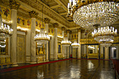 Ballsaal im Königspalast in Turin, Italien, mit kunstvollen Kronleuchtern und Kunstwerken, Turin, Piemont, Italien