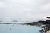 Menschen schwimmen und entspannen in den geothermischen Naturbädern von Myvatn, Island