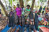 Masken aus geschnitztem Holz und Muscheln auf einem Markt im Dorf Mendam, im Sepik-Delta, Papua-Neuguinea, Mendam, Provinz Ost-Sepik, Papua-Neuguinea